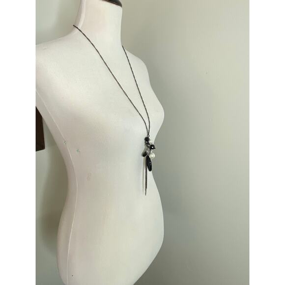 Elegant Long Black & Pearl Cluster Pendant Necklace - Picture 3 of 9